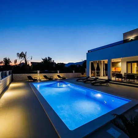 Luka Villa *