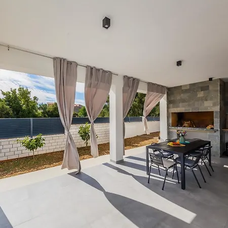 Luka Villa Kastela