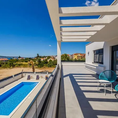 Luka Villa Kastela